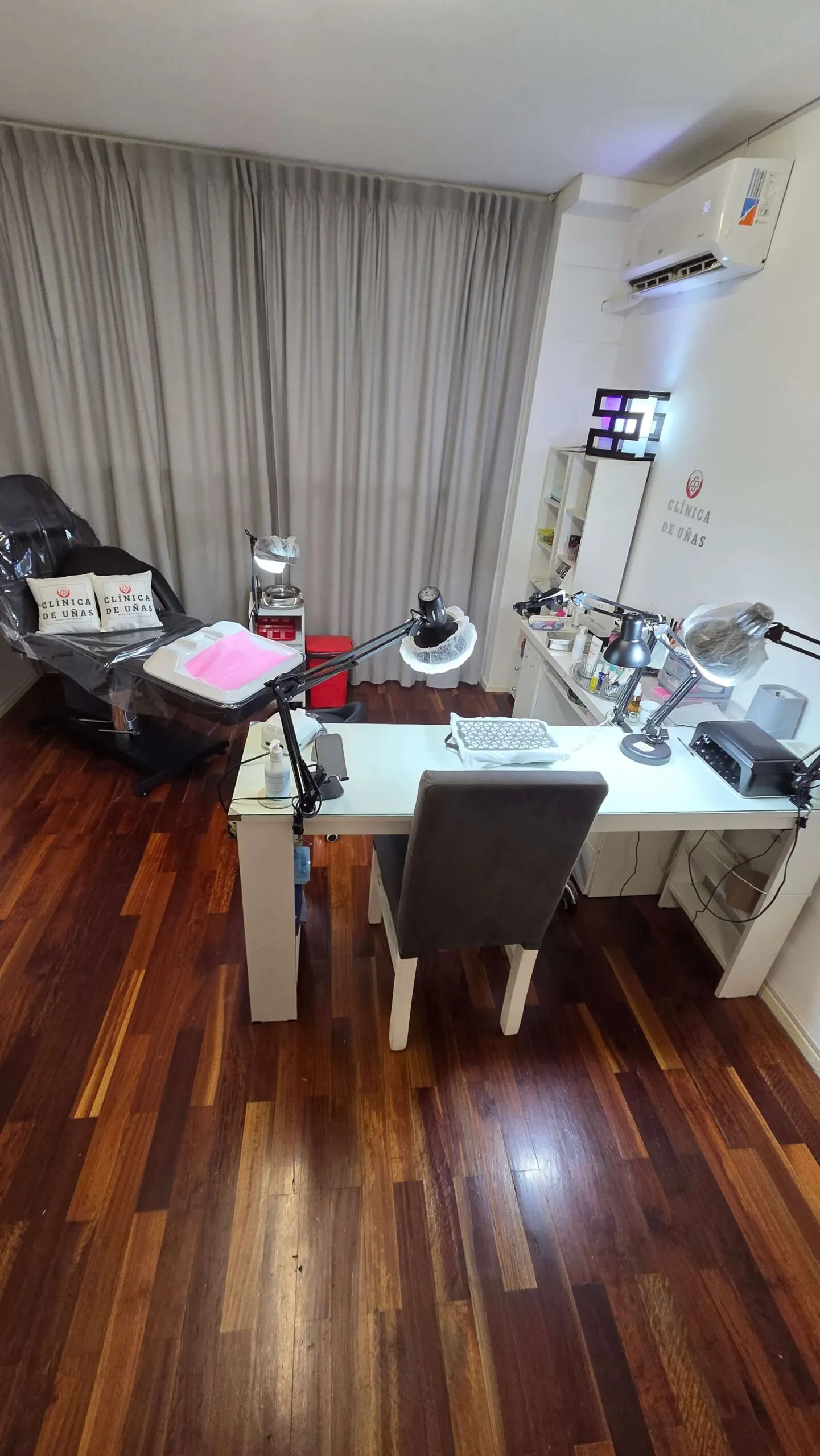 Vista general del espacio de atención de Clínica de Uñas