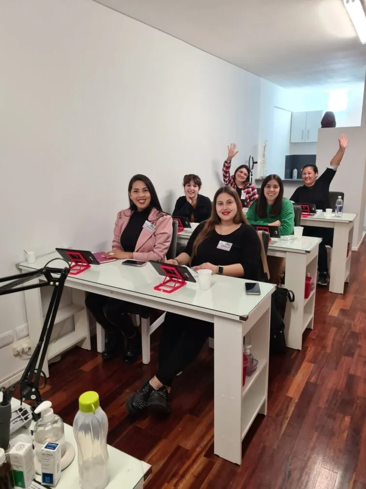 Alumnas participando de una clase presencial