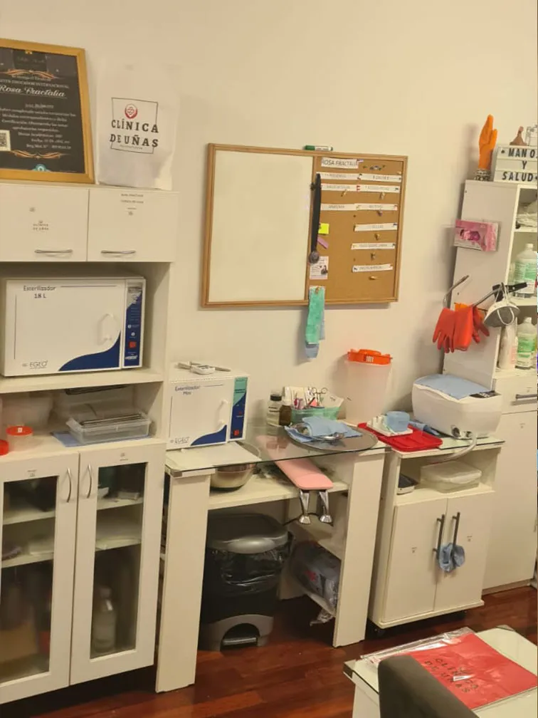 Área con equipos y materiales utilizados en formación sobre esterilización