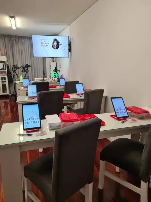 Aula preparada para una clase presencial de Clínica de Uñas