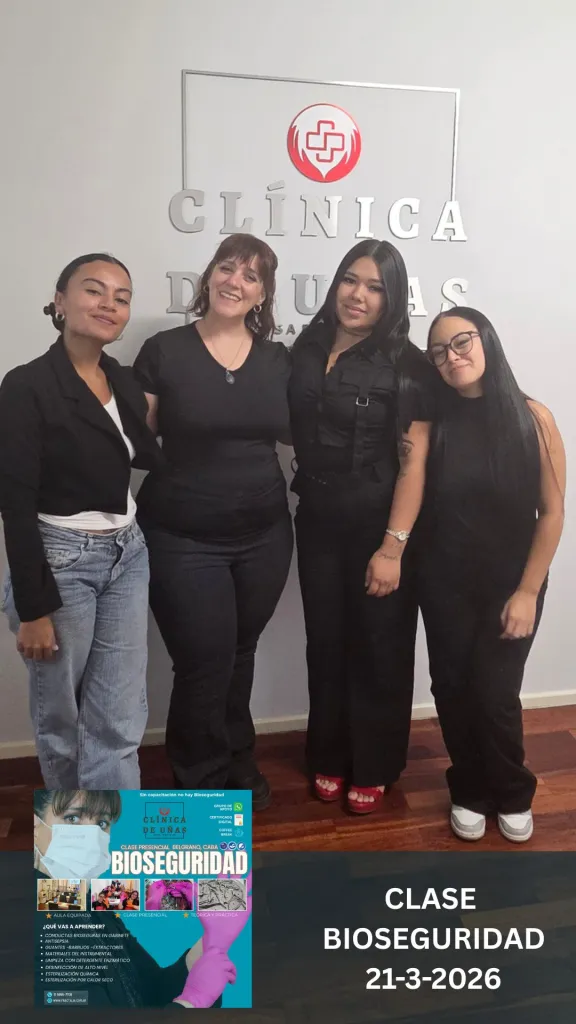 Rosa Fractalia junto a alumnas de una clase de bioseguridad