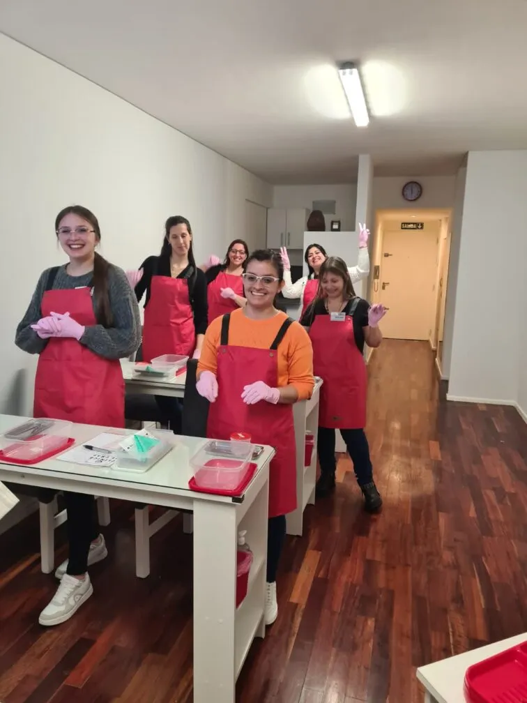 Alumnas con elementos de protección durante una práctica de bioseguridad