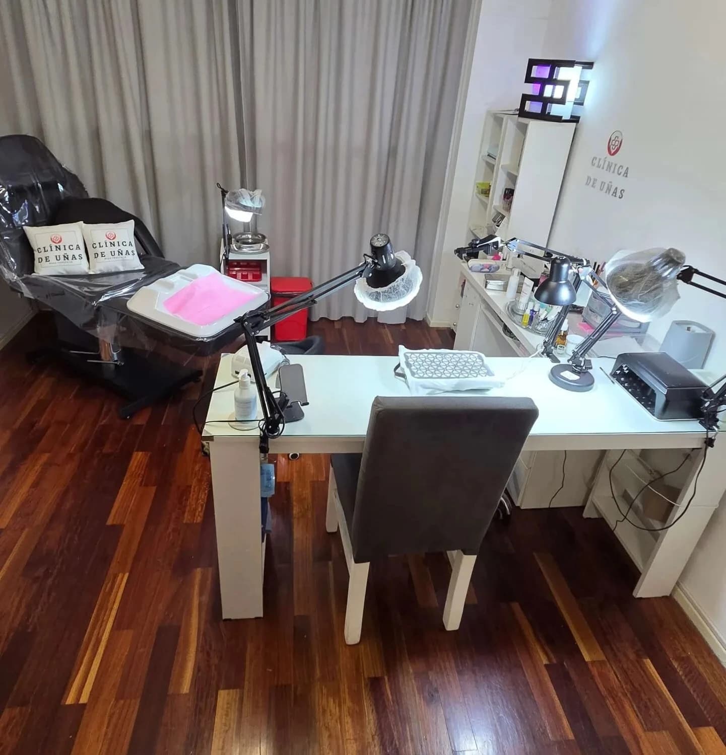 Vista general del espacio de atención de Clínica de Uñas